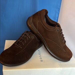 Aravon women’s Brown suede oxford size 6 medium.